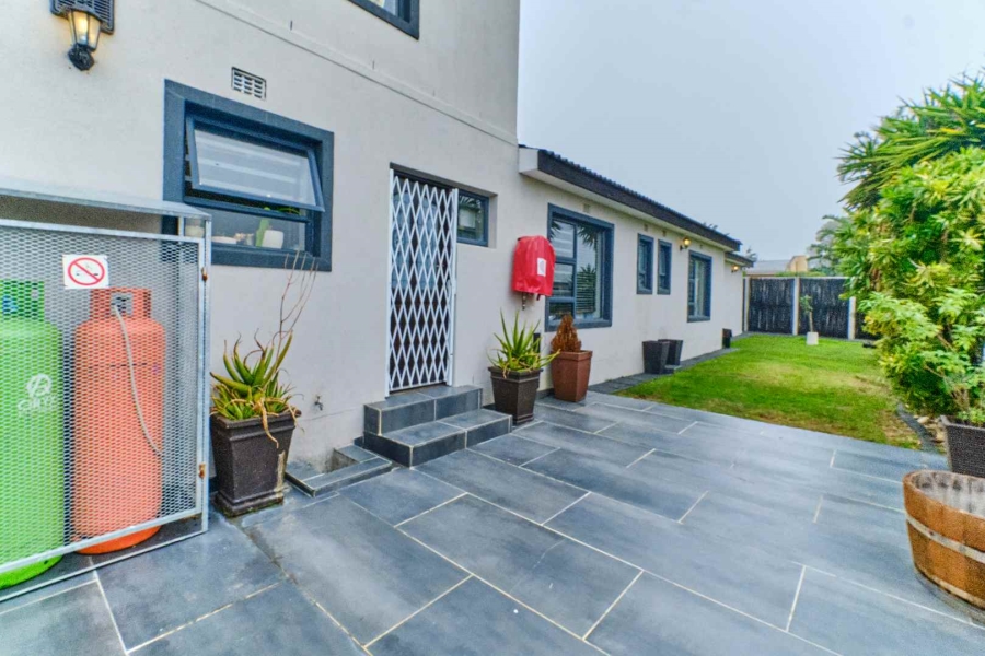 4 Bedroom Property for Sale in Flamingo Vlei Western Cape